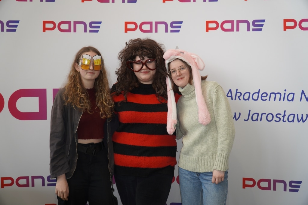 Trzy studentki w śmiesznych nakryciach głowy podczas Dnia Studenta w PANS Jarosław.
