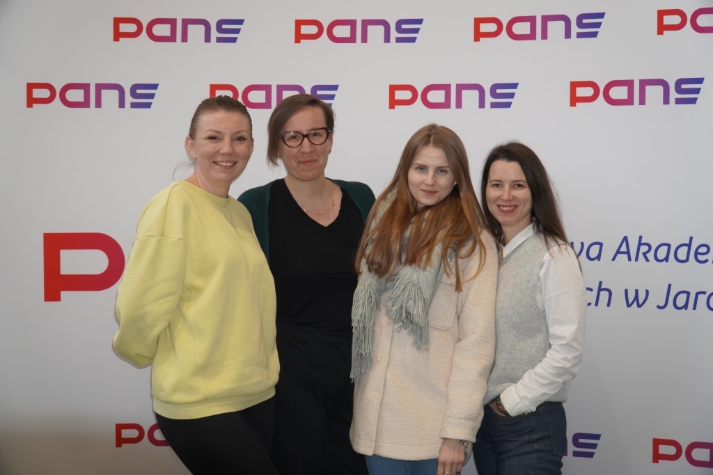 Uśmiechnięte studentki PANS w Jarosławiu świętują Dzień studenta.