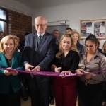 Otwarcie Dnia Studenta: przecięcie wstęgi przez rektora i studentów.
