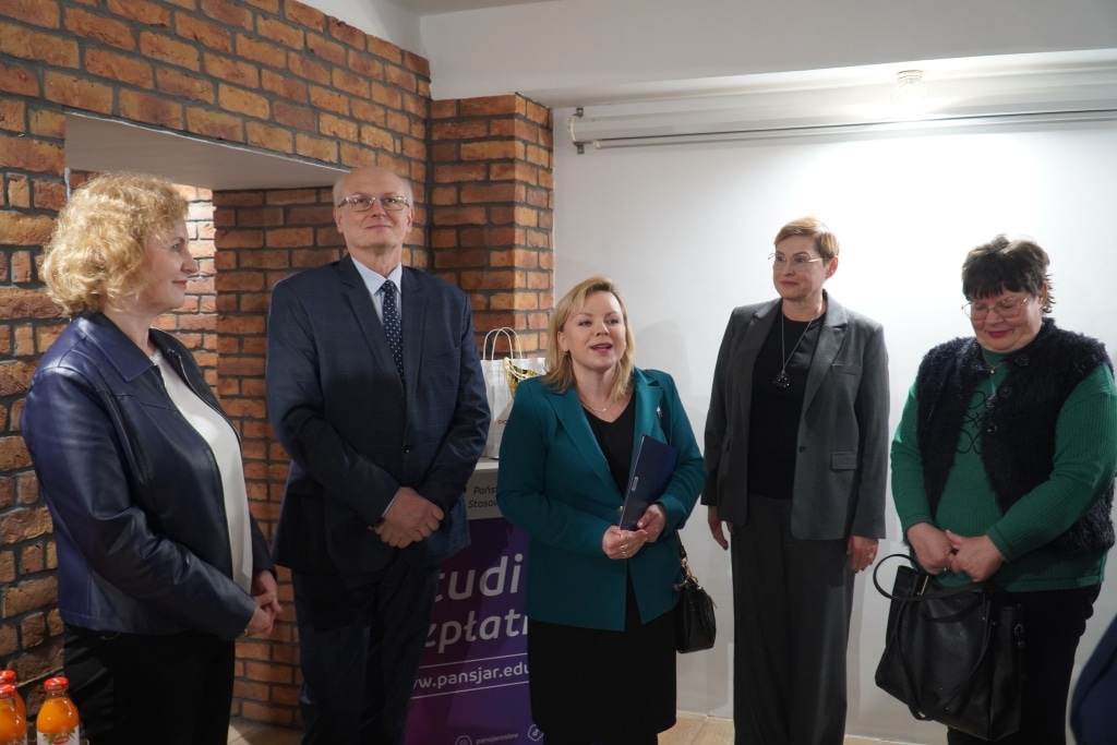 Dzień studenta: Uczestnicy wydarzenia stoją przed ceglaną ścianą