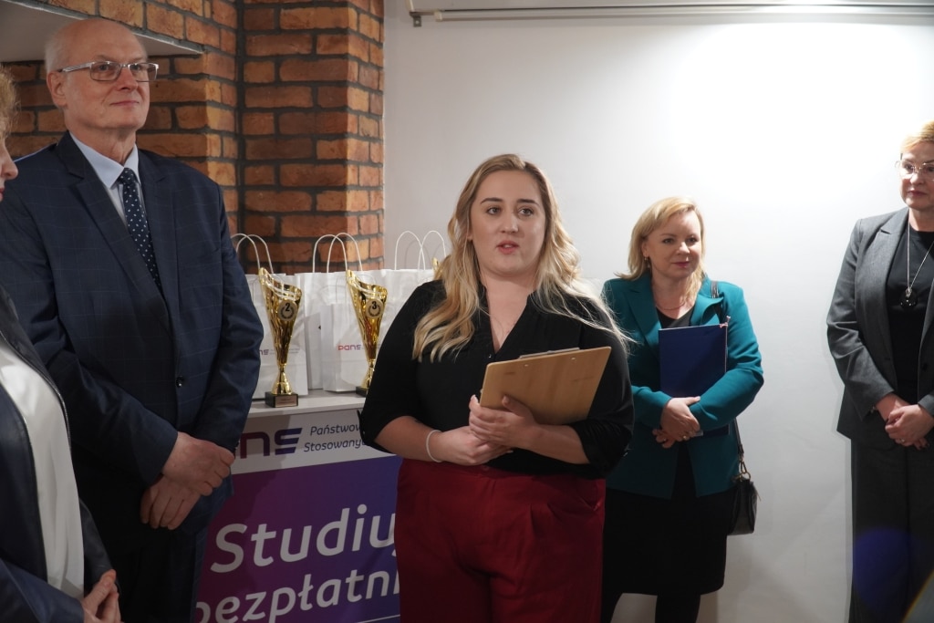 Grupa osób podczas Dnia Studenta, z pucharem w tle