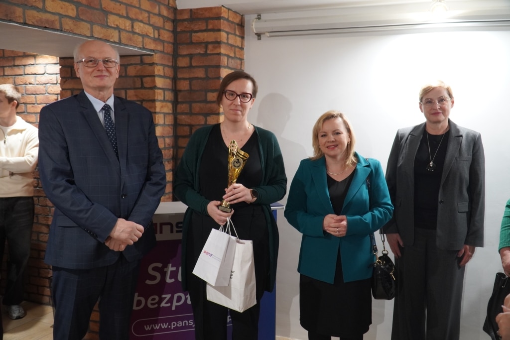 Uczestnicy wydarzenia "Dzień studenta" z nagrodą i torbami na zakupy.