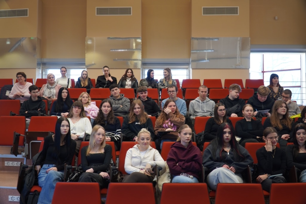 Uczestnicy II Edycji Turnieju wiedzy „Finanse da się lubić” siedzą na widowni.