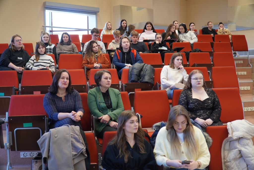 Uczestnicy II Edycji Turnieju wiedzy „Finanse da się lubić” siedzą na sali.