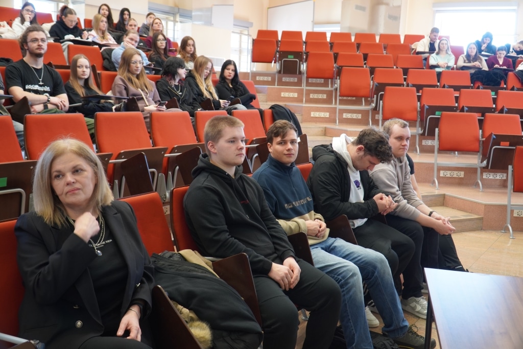 Uczestnicy turnieju wiedzy „Finanse da się lubić” siedzą na widowni.