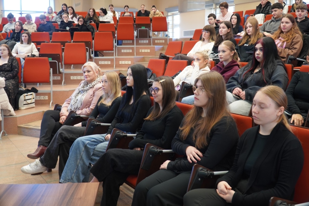 Uczestniczki II Edycji Turnieju wiedzy „Finanse da się lubić” siedzą w sali wykładowej.