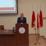 Dr. Kozłowski wygłasza wykład w PANS Jarosław, podczas wydarzenia z pieśniami patriotycznymi.
