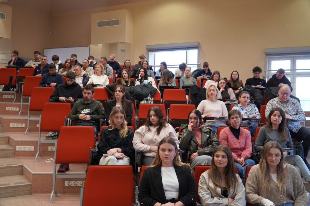 Uczestnicy szkolenia KSeF siedzą w sali wykładowej