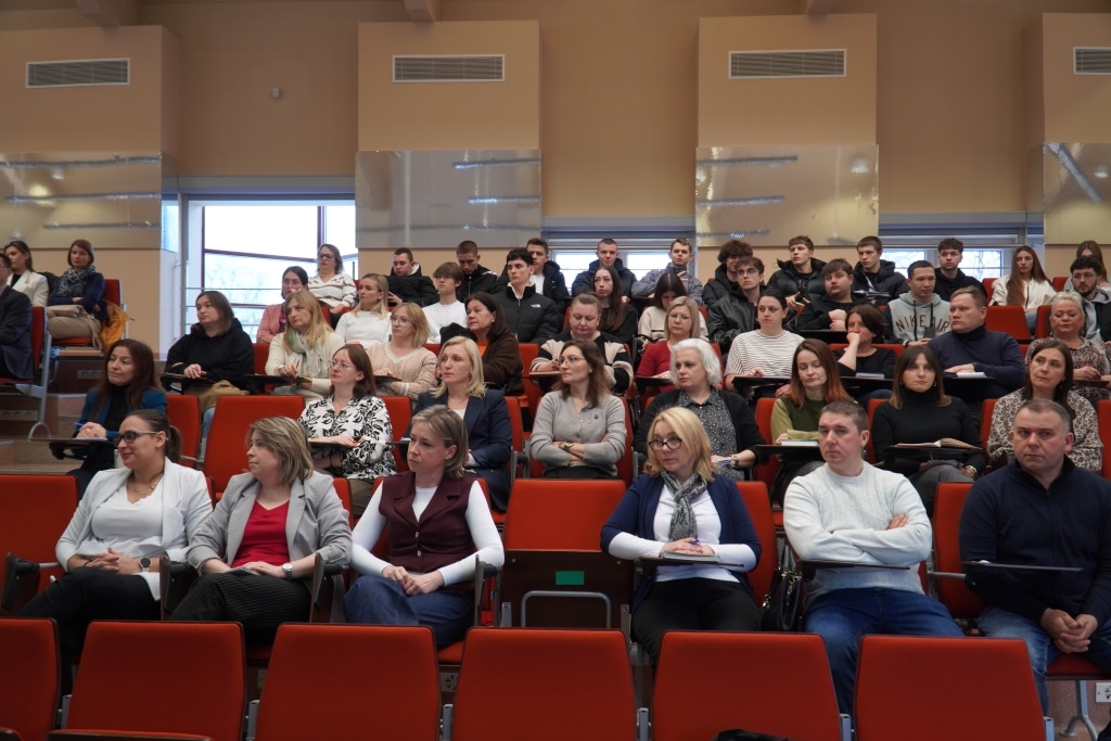 Uczestnicy szkolenia KSeF siedzą na widowni w sali wykładowej.