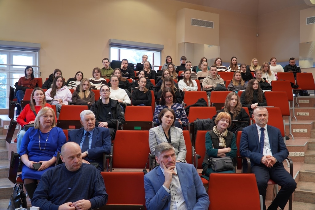 Uczestnicy szkolenia Krajowego Systemu e-Faktur siedzą na sali wykładowej.