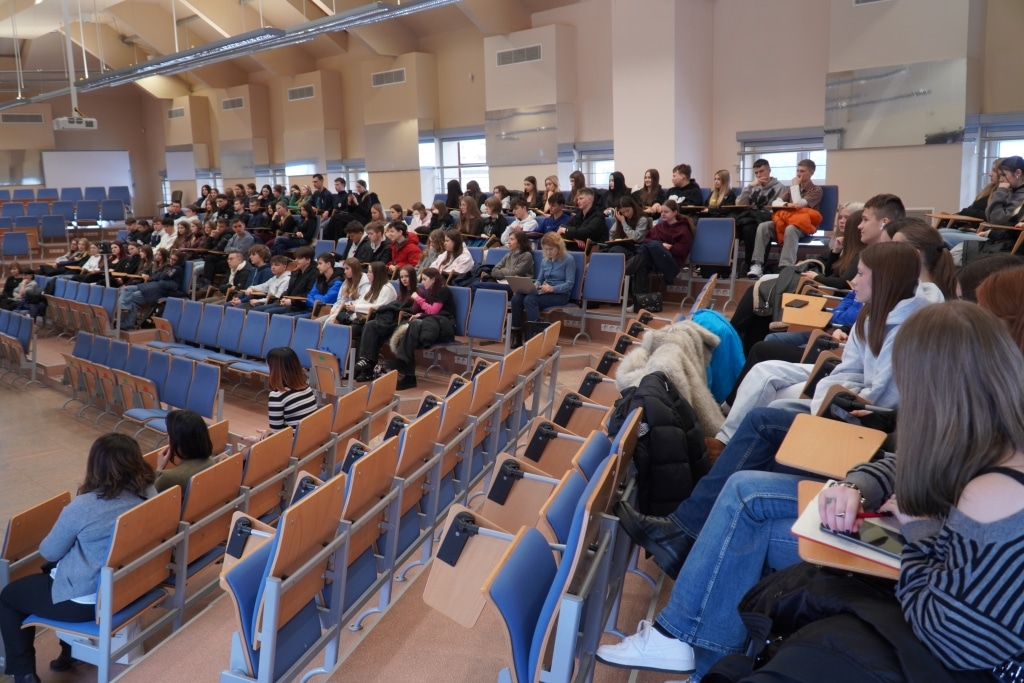 Studentów na wykładzie z cyklu "Meandry prawa" w auli
