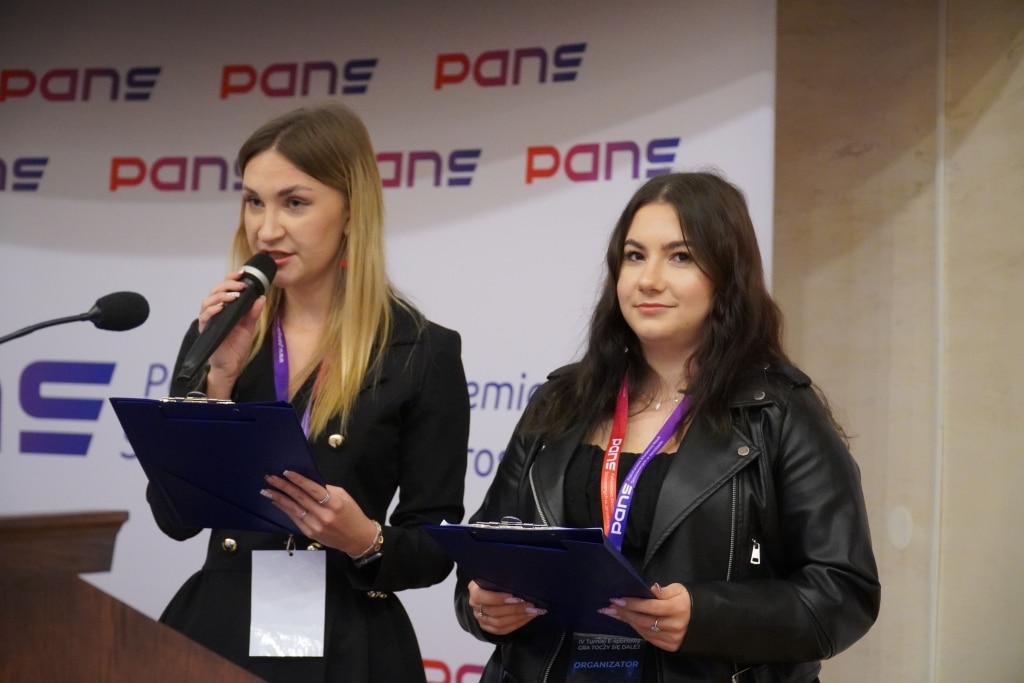 Dwie kobiety z dyplomami podczas II Edycji Turnieju League of Legends