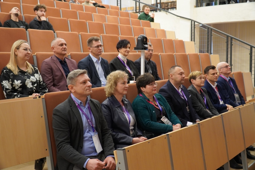 Uczestnicy turnieju League of Legends 2025 siedzą na widowni.