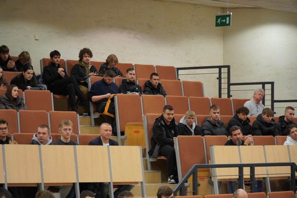 Młodzi ludzie siedzą na widowni podczas turnieju League of Legends 2025
