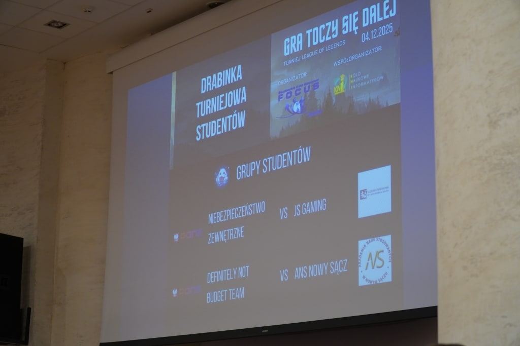 Ekran z napisem „GRA TOCZY SIĘ DALEJ” – IV Edycja Turnieju League of Legends 2025