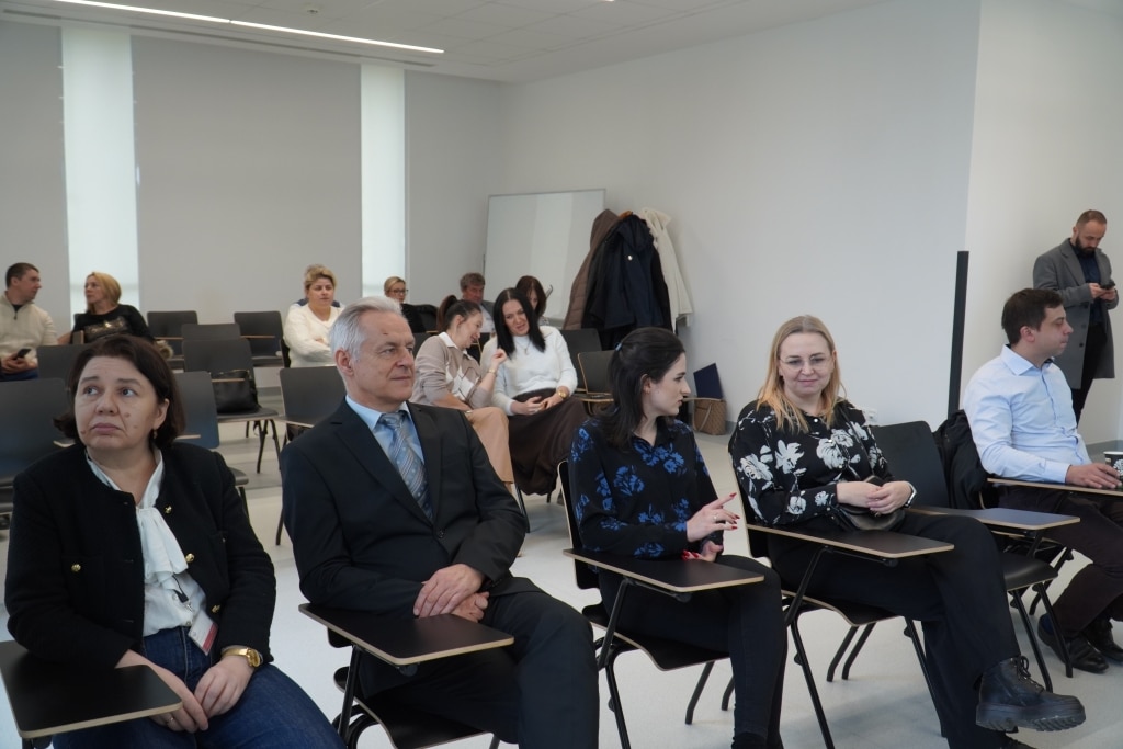 Przedsiębiorcy słuchają ekspertów na spotkaniu w PANS w Jarosławiu.