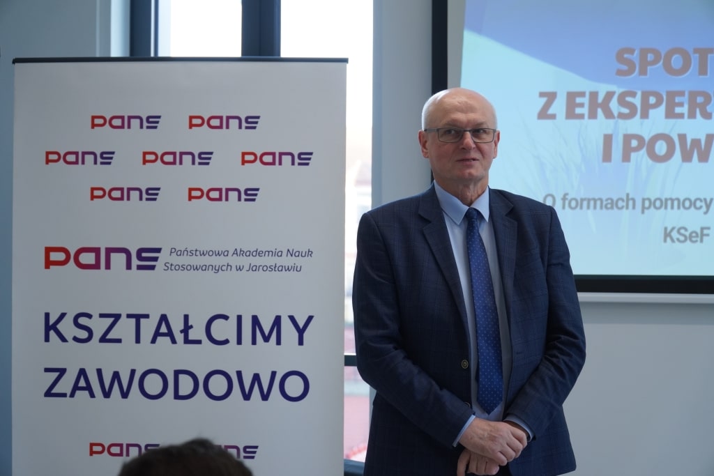 Spotkanie przedsiębiorców z ekspertami w PANS Jarosławiu: prelegent przy banerze