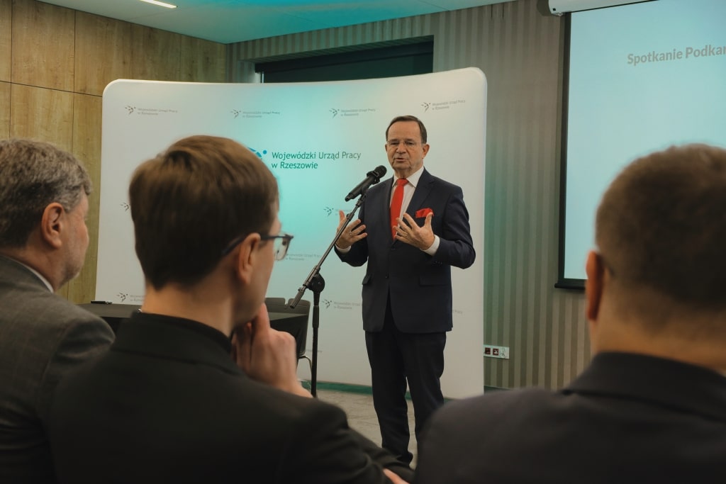 Spotkanie Podkarpackiej Rady Rektorów: przemawia mężczyzna w garniturze.