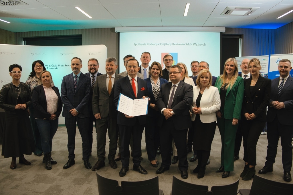 Grupa osób podczas spotkania Podkarpackiej Rady Rektorów Szkół Wyższych