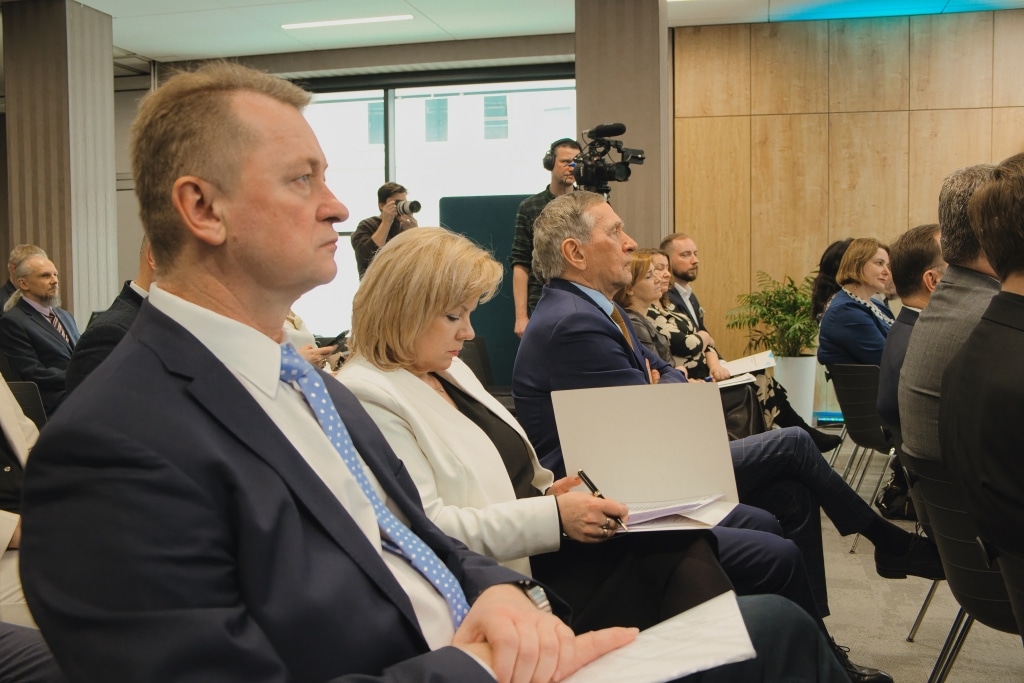 Podkarpacka Rada Rektorów: Uczestnicy posiedzenia w sali konferencyjnej