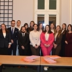 Grupa studentów logistyki i spedycji po obronie prac dyplomowych