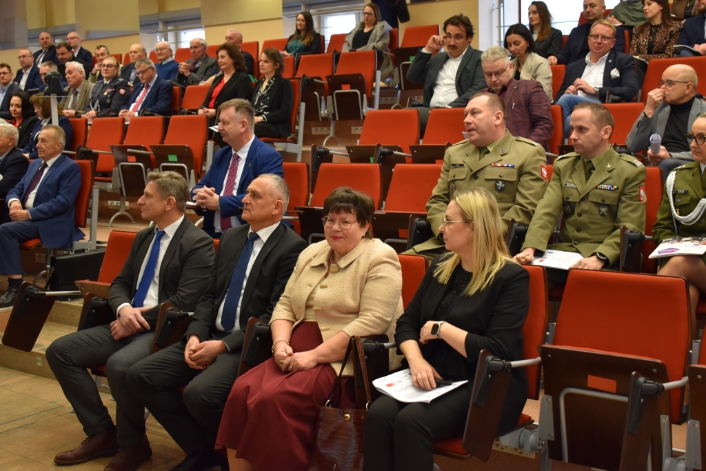 Uczestnicy konferencji naukowej o bezpieczeństwie informacyjnym w zarządzaniu kryzysowym
