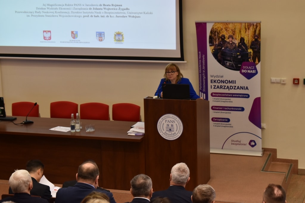Konferencja naukowa o zarządzaniu kryzysowym: wykład o bezpieczeństwie informacyjnym