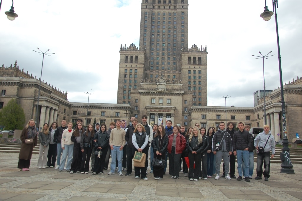 Studenci Wydziału Ekonomii i Zarządzania przed Pałacem Kultury w Warszawie