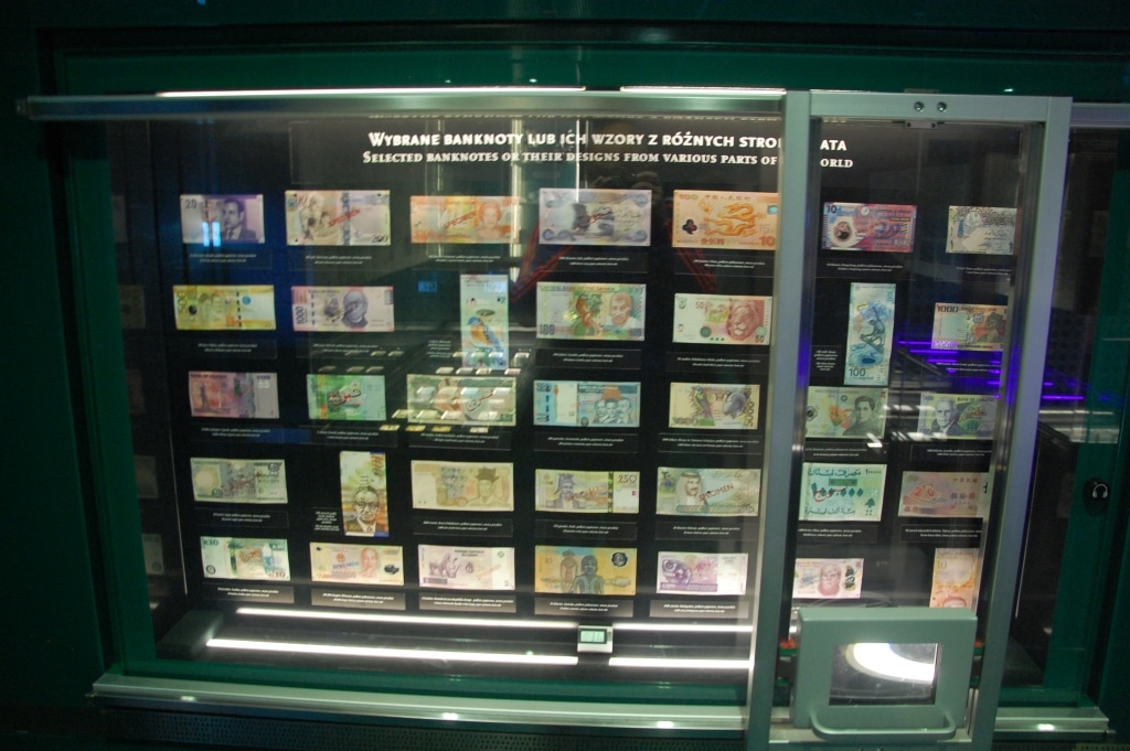 Wystawa banknotów w Centrum Pieniądza NBP podczas wizyty studyjnej.