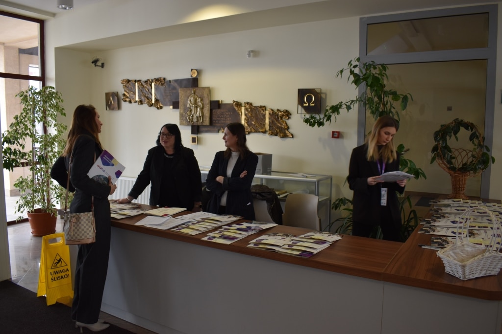 Uczestniczki konferencji naukowej "Bezpieczeństwo informacyjne" przy stanowisku informacyjnym