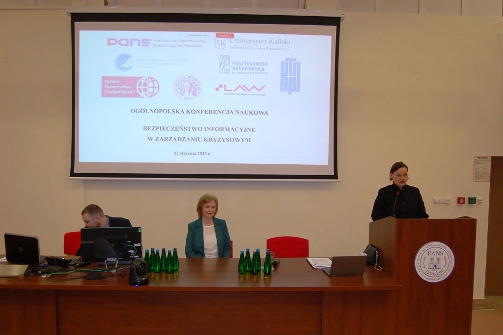 Konferencja Bezpieczeństwo Informacyjne w Zarządzaniu Kryzysowym: prelegenci i ekran