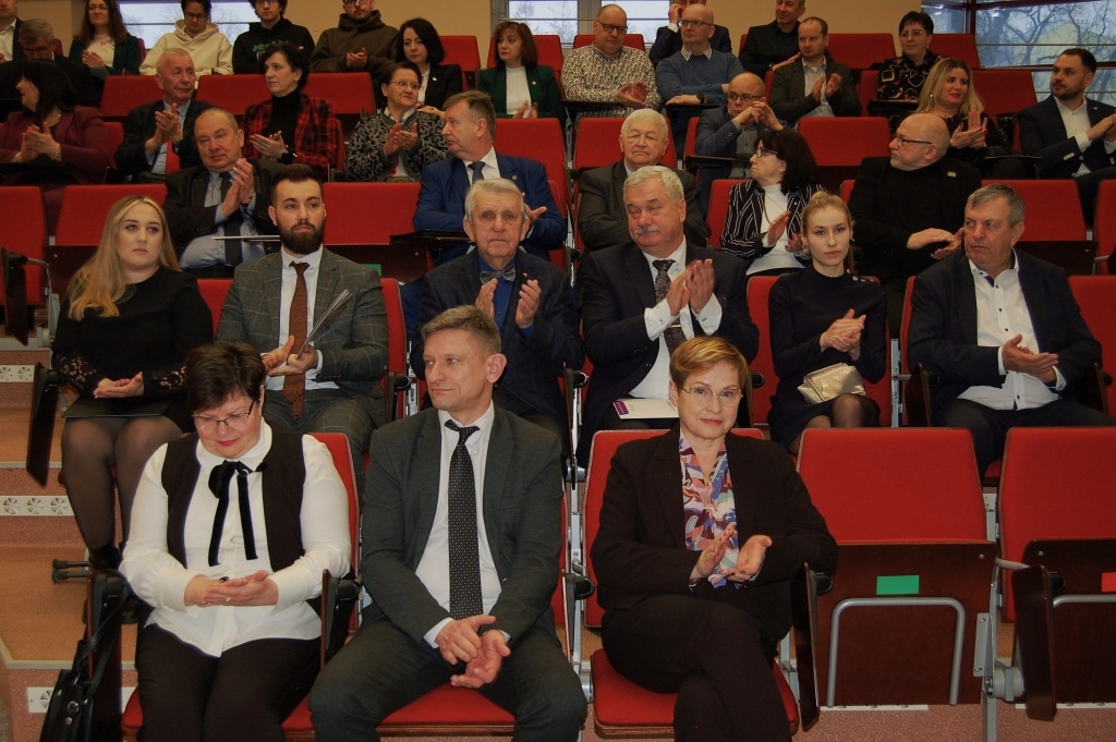 Uczestnicy konferencji naukowej Bezpieczeństwo Informacyjne w Zarządzaniu Kryzysowym siedzą na widowni.
