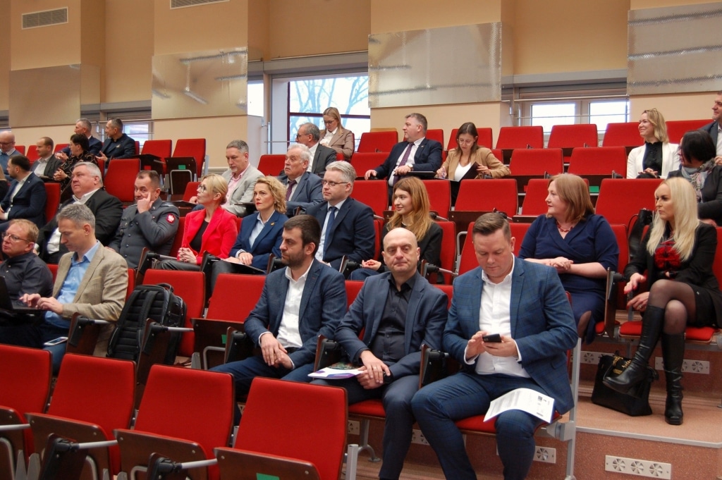 Uczestnicy Ogólnopolskiej Konferencji Naukowej Bezpieczeństwo Informacyjne w Zarządzaniu Kryzysowym siedzą na sali.