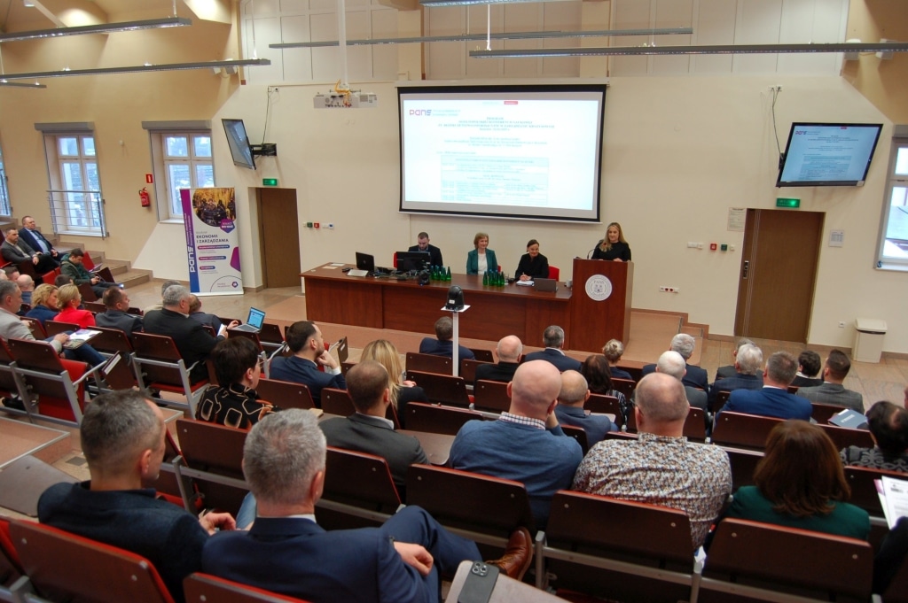 Uczestnicy konferencji naukowej "Bezpieczeństwo Informacyjne w Zarządzaniu Kryzysowym" w sali wykładowej.