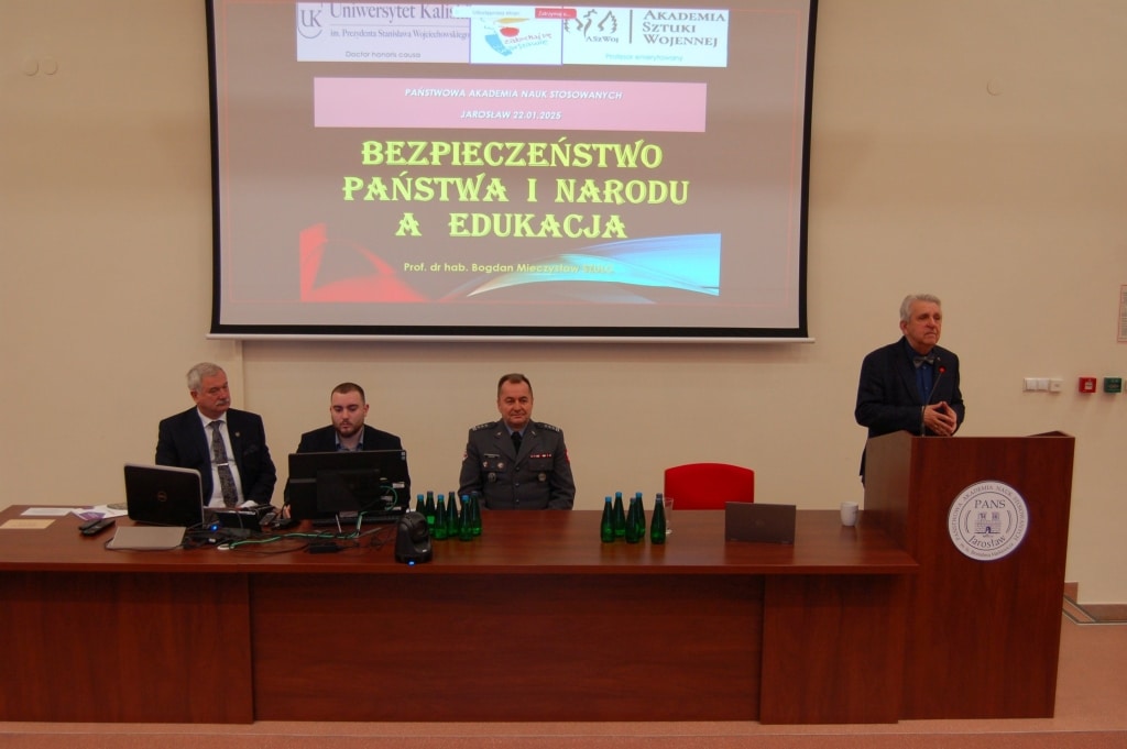Konferencja naukowa "Bezpieczeństwo Państwa i Narodu a Edukacja" w Jarosławiu.