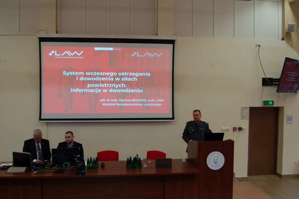 Konferencja Bezpieczeństwo Informacyjne: prelekcja o systemach wczesnego ostrzegania.