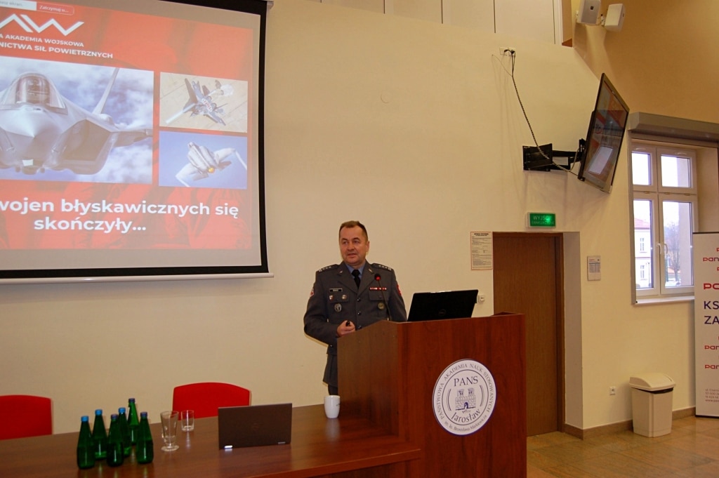 Prelegent podczas konferencji Bezpieczeństwo Informacyjne w Zarządzaniu Kryzysowym