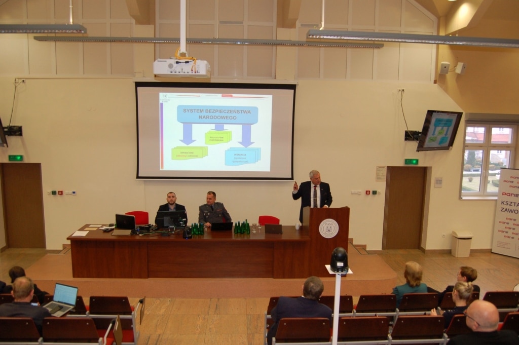 Prelegenci na konferencji naukowej "Bezpieczeństwo Informacyjne w Zarządzaniu Kryzysowym".