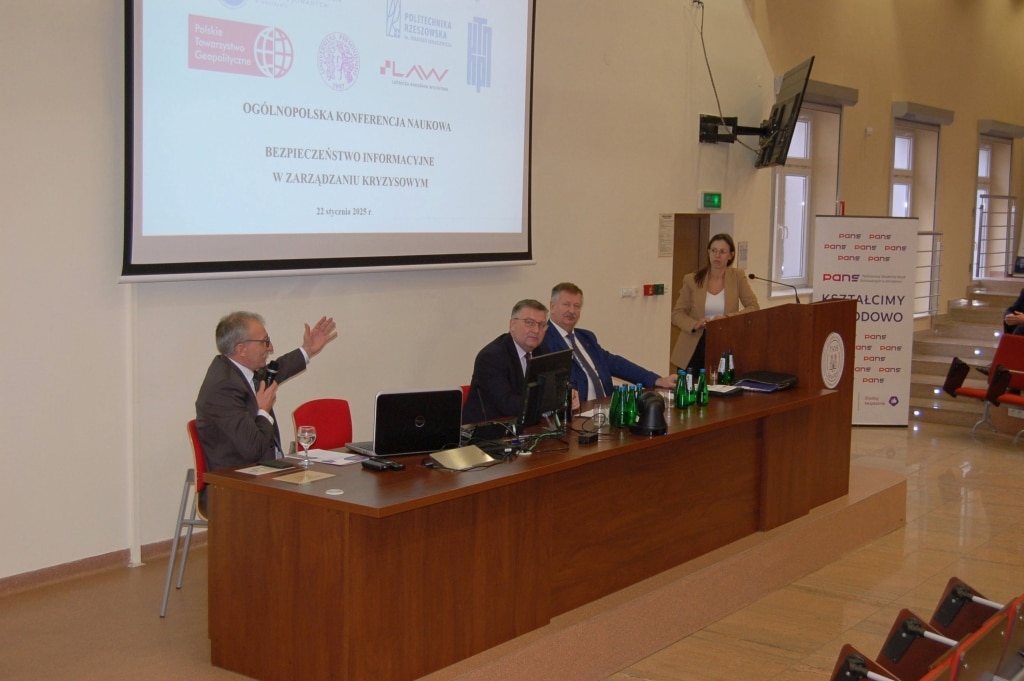 Prelegenci na konferencji naukowej "Bezpieczeństwo Informacyjne w Zarządzaniu Kryzysowym" w 2023 r.