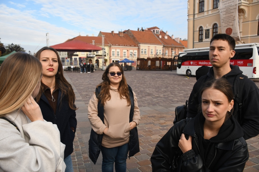 Grupa młodych ludzi na placu podczas Jarosławskiego Dnia Profilaktyki z udziałem PANS
