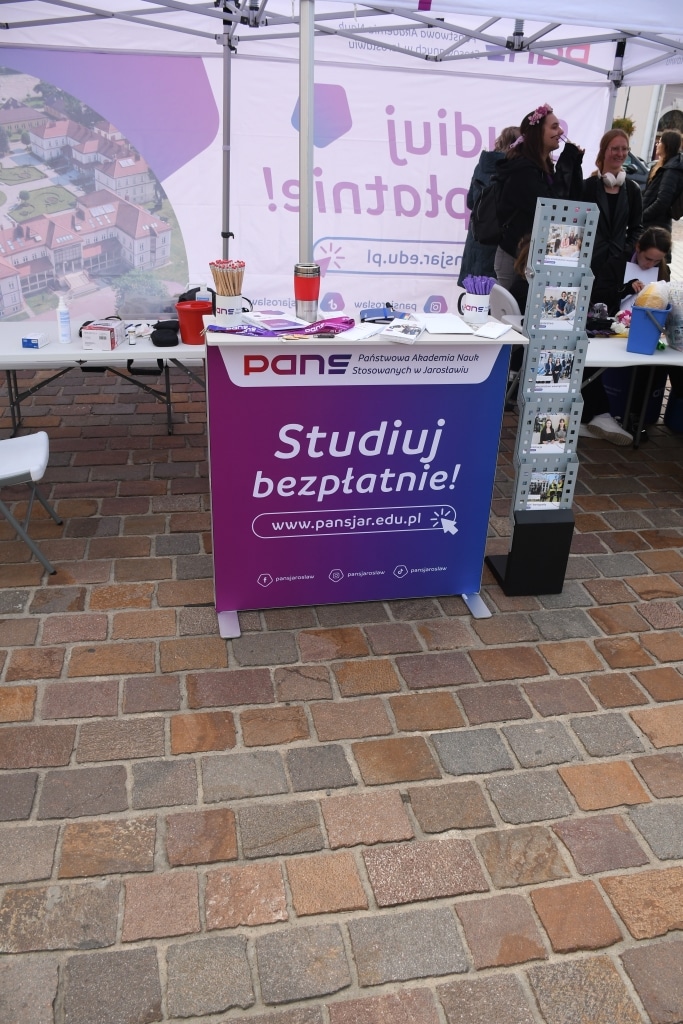 Stoisko PANS w Jarosławiu na Dniu Profilaktyki, z hasłem "Studiuj bezpłatnie!