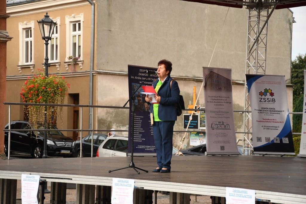Kobieta przemawia na Jarosławskim Dniu Profilaktyki, PANS Jarosław