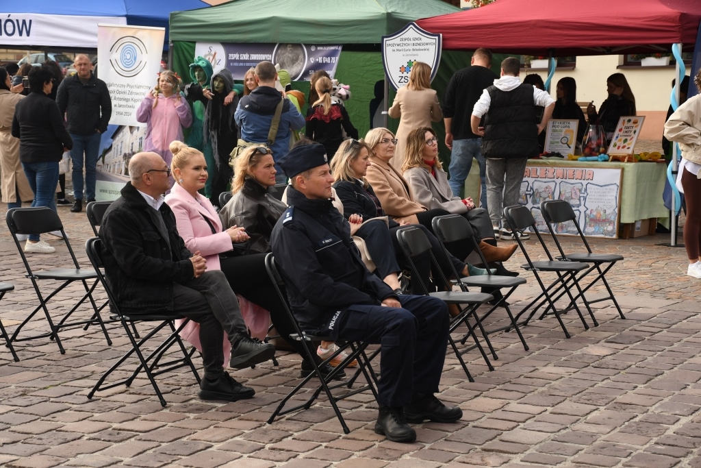 Jarosławski Dzień Profilaktyki: Uczestnicy siedzą przed namiotami.