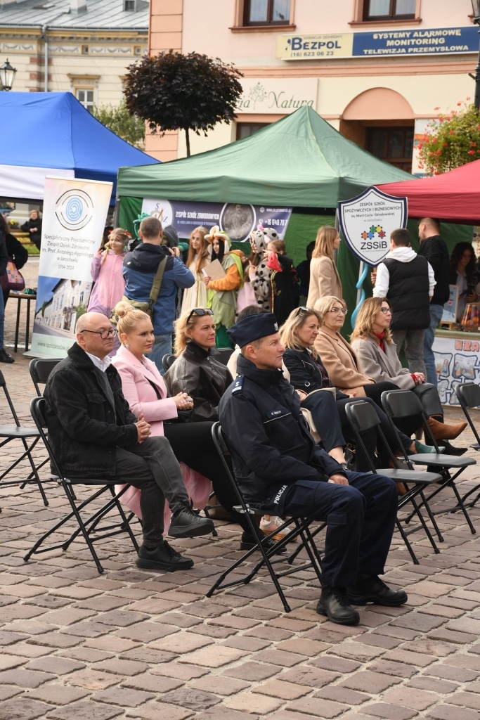 Uczestnicy Jarosławskiego Dnia Profilaktyki siedzą na krzesłach przed sceną.