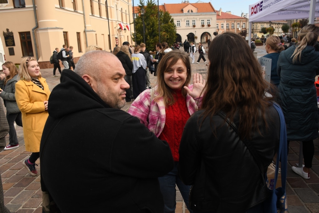 Uczestnicy Dnia Profilaktyki PANS Jarosław, ludzie na zewnątrz