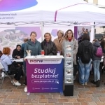 Stoisko PANS w Jarosławiu na Dniu Profilaktyki. Studenci informują o bezpłatnych studiach.