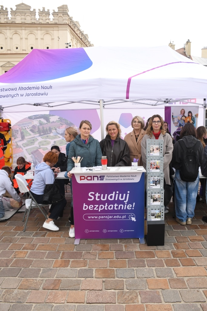 Stoisko PANS w Jarosławiu na Dniu Profilaktyki. Studenci i wykładowcy.