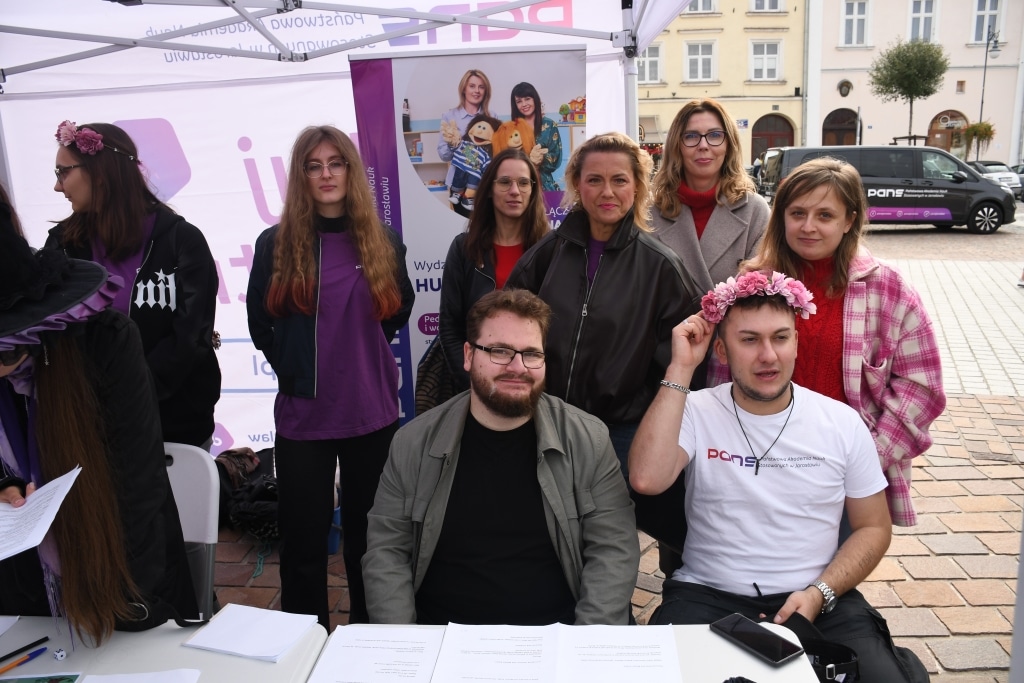 Grupa osób na stoisku PANS Jarosław podczas Dnia Profilaktyki