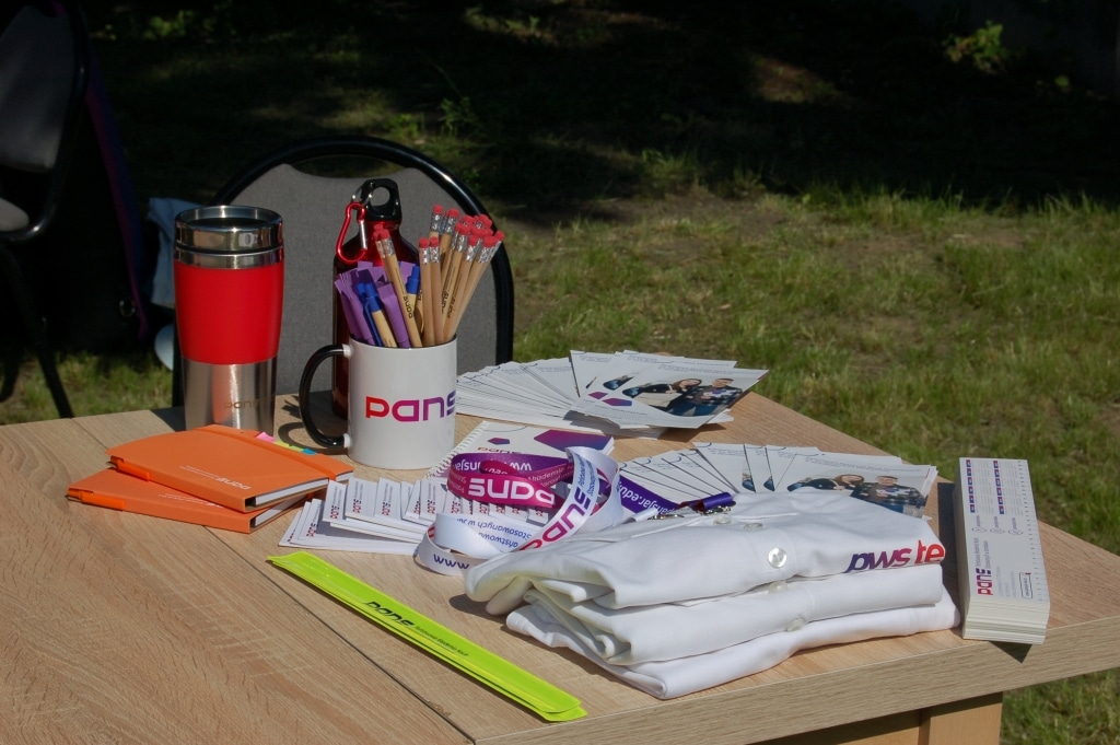 Piknik Rodzinny w Łowcach: stół z materiałami promocyjnymi PANS Jarosław.