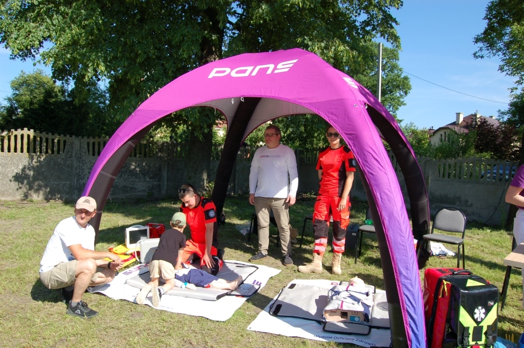 PANS w Jarosławiu na Pikniku Rodzinnym w Łowcach: ratownicy medyczni ćwiczą.